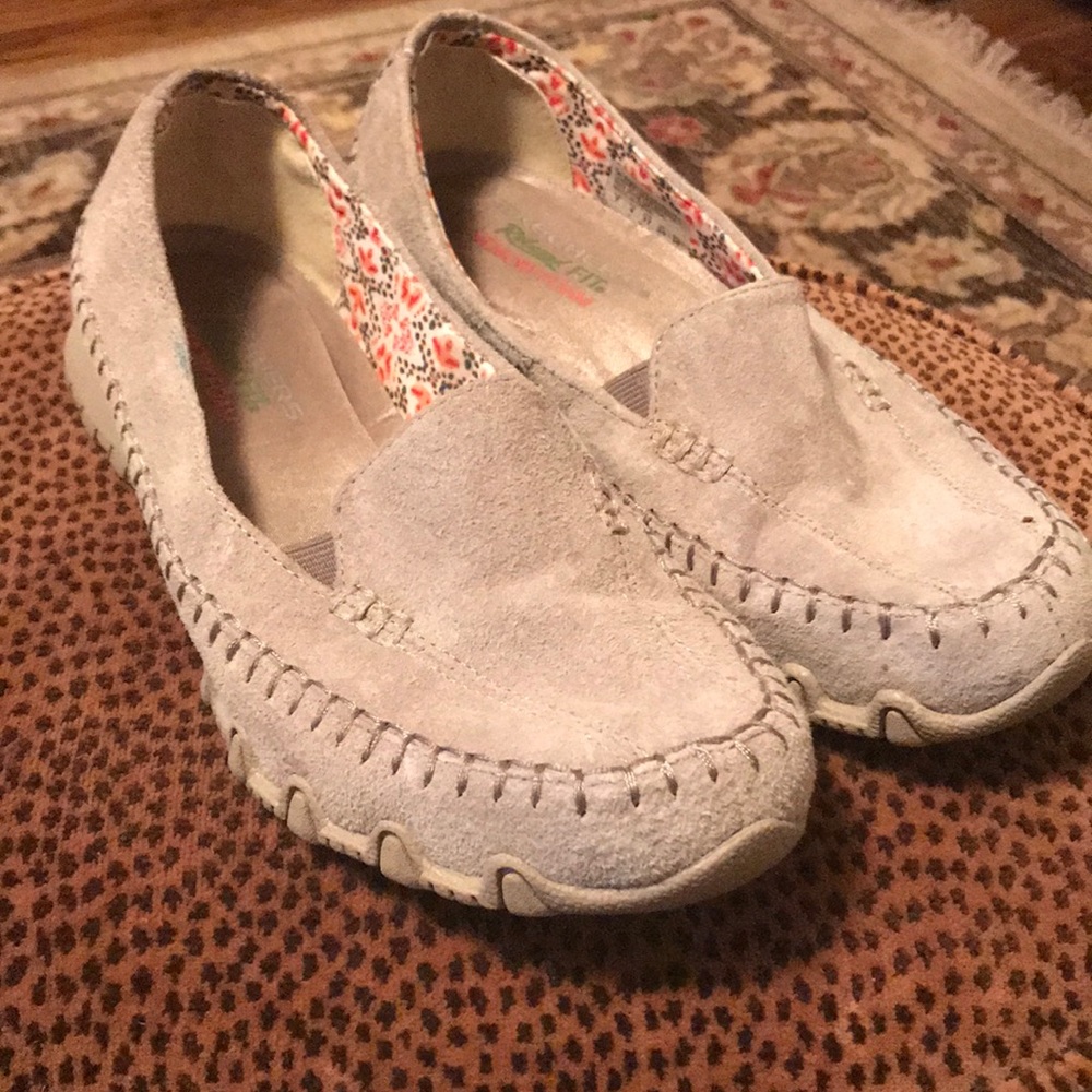 - Skechers relaxed fit flat